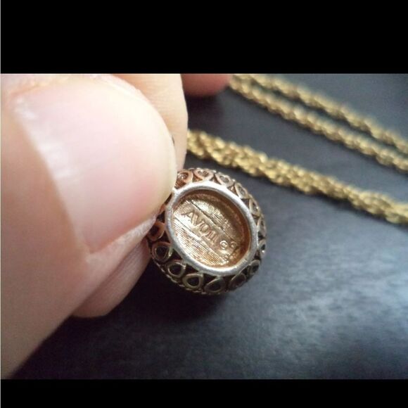 Avon Pendant Necklace Onyx Cabochon Encircled Pearlesque Beads Gold Tone Chain - Picture 6 of 14